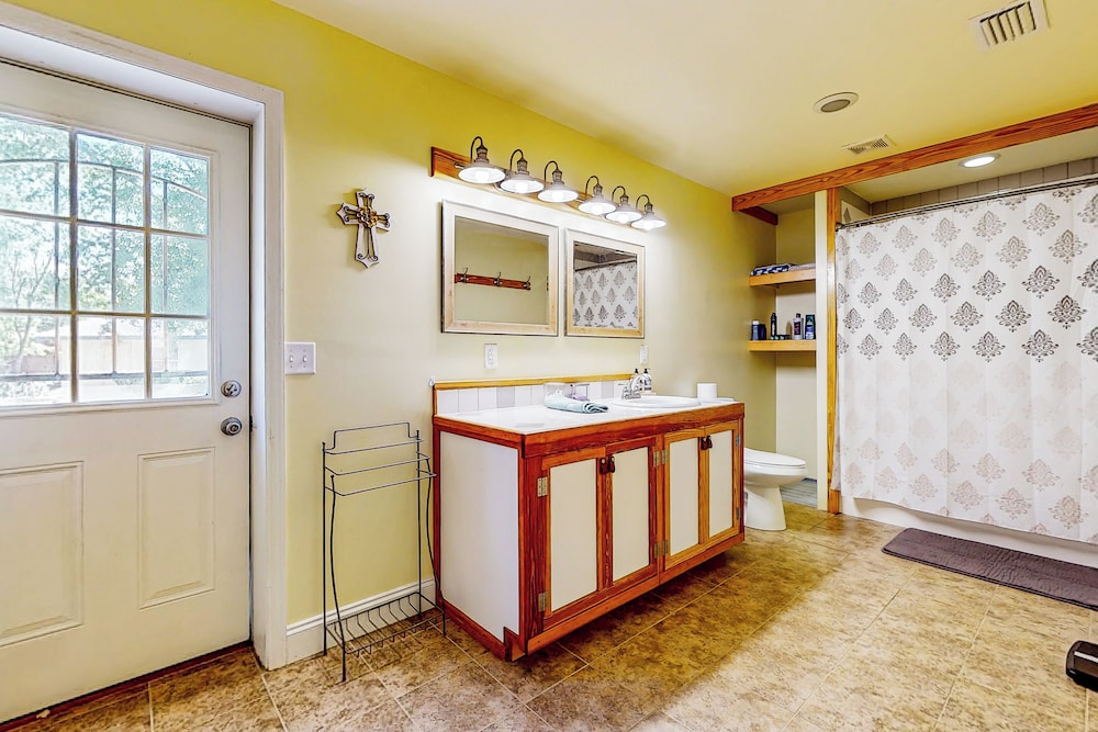 3BR Dog-friendly Home w/ Pool, Fireplace, W/d, A/C