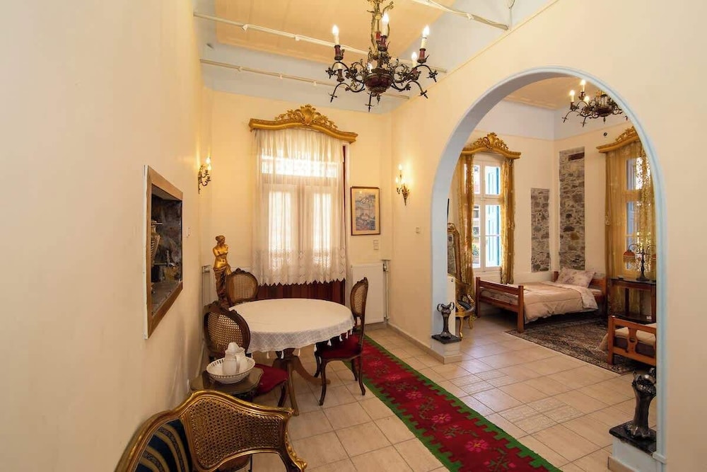 Mikos - Mansion in the City Center