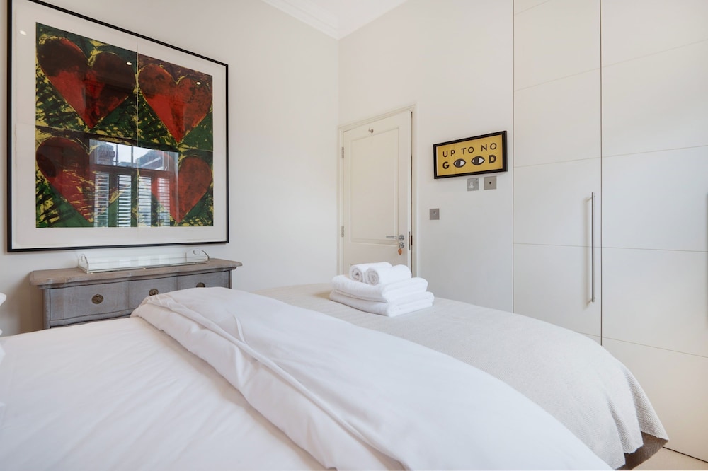The Artists Hideaway-2 bed Mezzanine in Paddington - by Out of Office Lifestyle