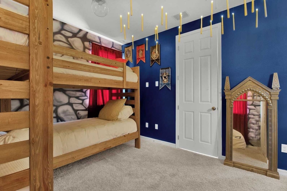 Sleeps 20! 9bdr, Star Wars-themed Game Room, Pool, Hot Tub Nassau by Avantstay