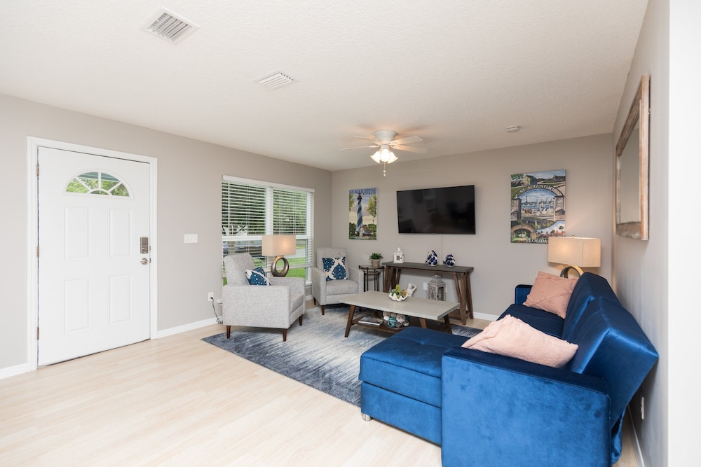 Charming Downtown Cottage 3 Bedroom Home
