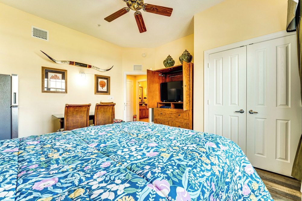 7 Mi to Disney World: Condo w/ 2 Balconies + Pools