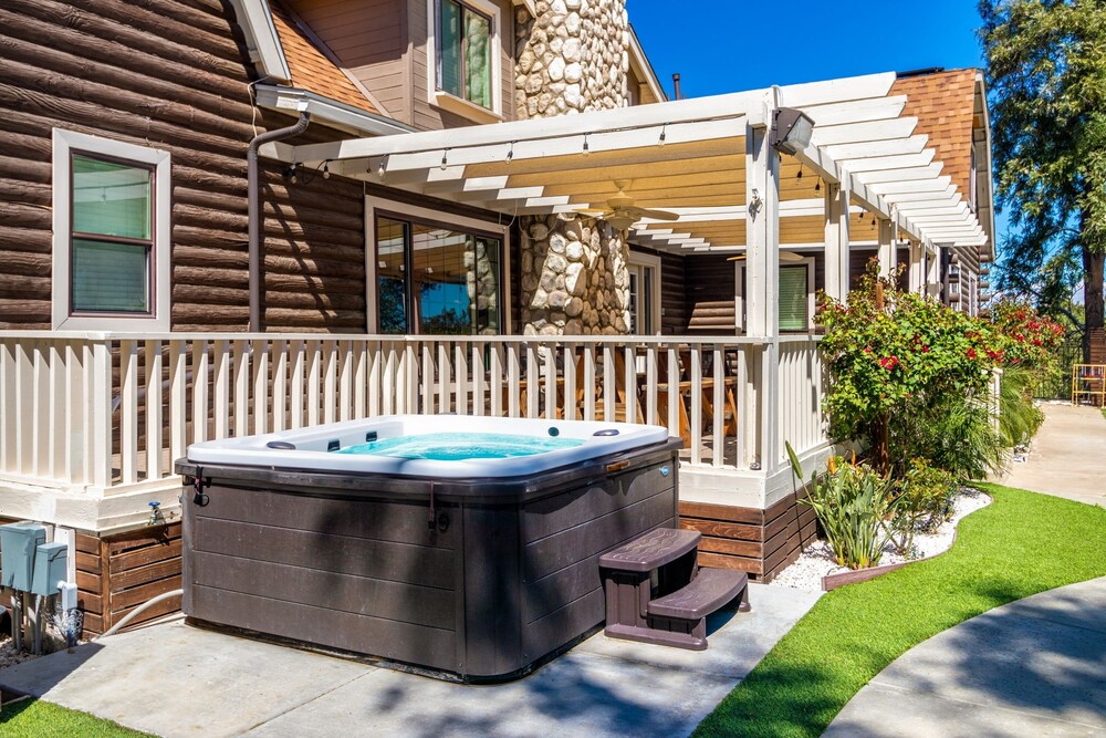 Chateau Syrah by Avantstay Picturesque Estate w Pool Hot Tub Pool Table Table Tennis New Pickleball Court Basketball Hoop
