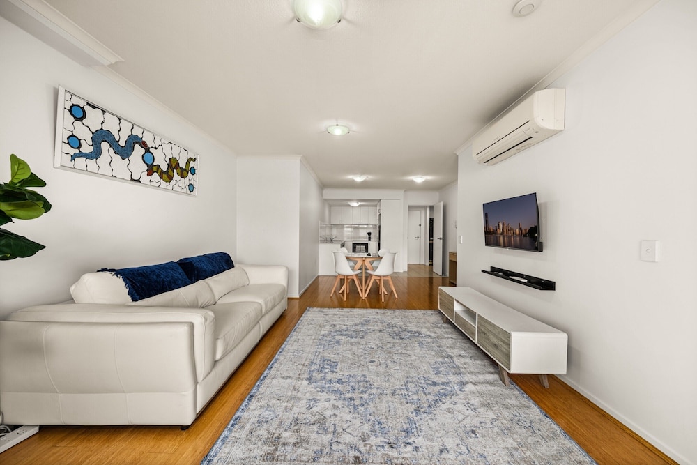 South Brisbane 2BR Apt With Gym & Sauna Access