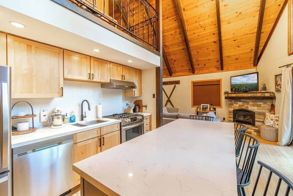 Cozy Tahoma Cabin in the Pines Sleeps 6 + Pets