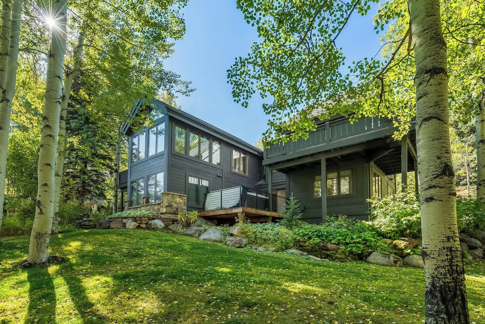 Evergreen Escape Home for 12