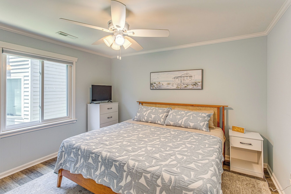 Beachfront Oasis w/ Pool Access in Surfside Beach!