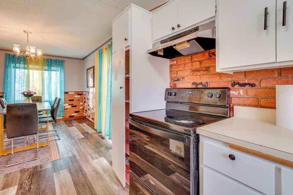 2 Mi to Dtwn St Paul: Home w/ Private Deck & Yard!