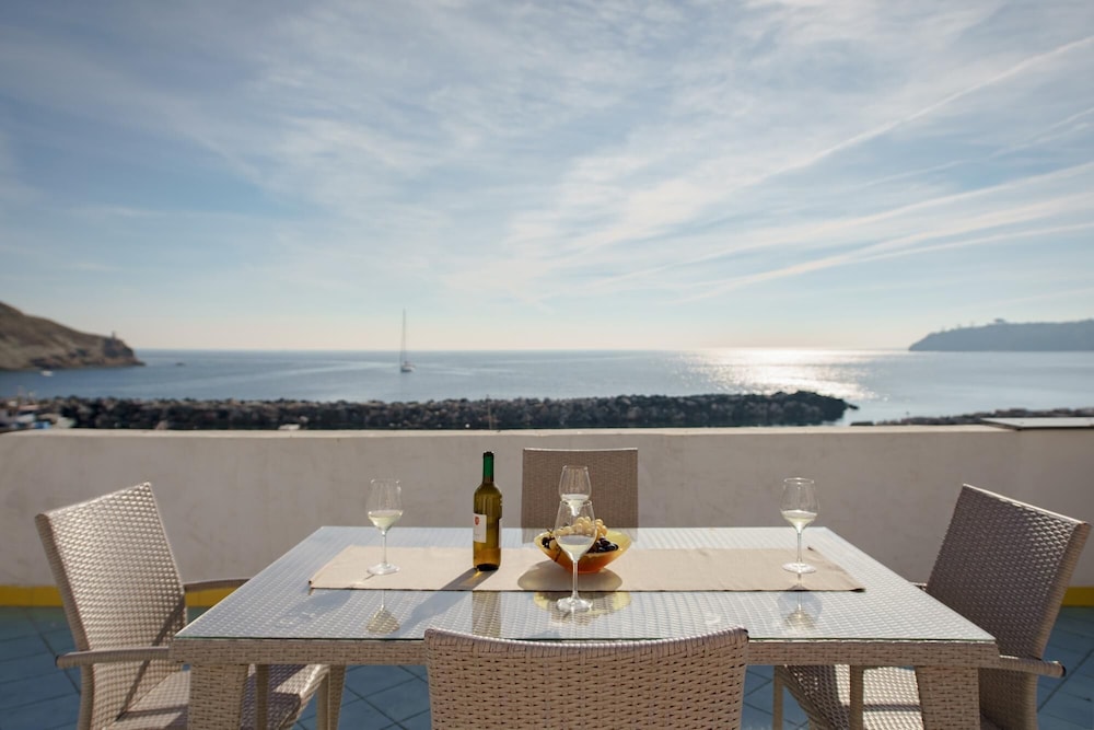 Corricella Exclusive Loft en Procida — balance & terrace