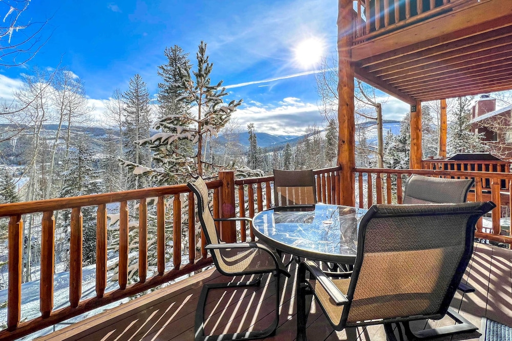 Winter Park Condo w/ Balcony & Mtn Views!