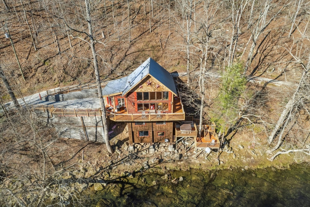 Very Secluded Breathtaking Riverfront Game Room