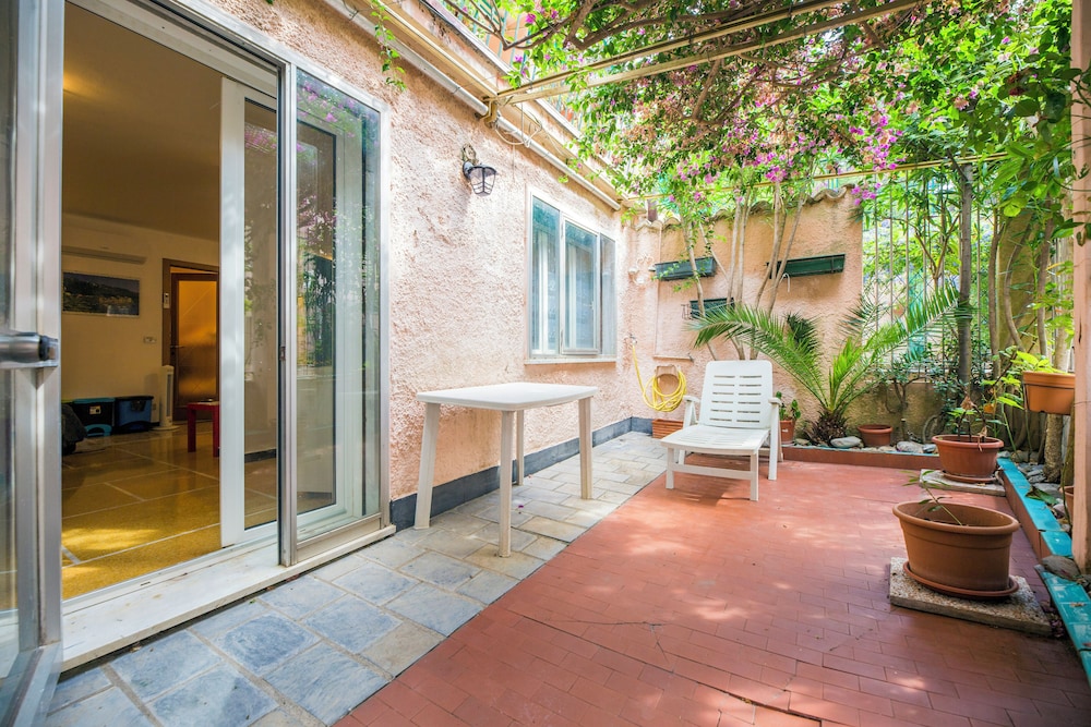 Bright Flat with Terrace near the Beach