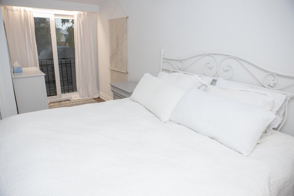 Fully Private 3 Bdrm Suite - The Winchester