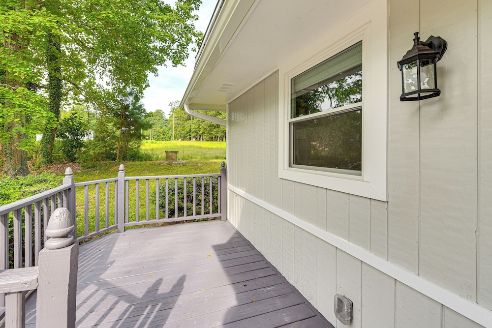 Private Deck & Yard: Home 3 Mi to Dtwn Sanford!
