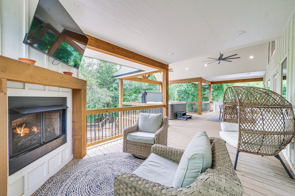 Luxe Broken Bow Cabin w/ Fire Pit & Hot Tub! view 5