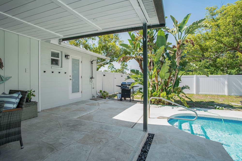 Luxury Pool Retreat near Siesta Key