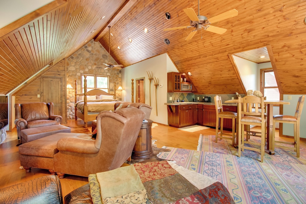Dock Access: Romantic River Retreat in Gassville
