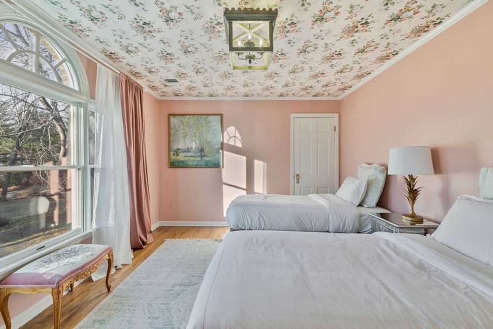 Peaceful Mini Mansion Sleeps 18