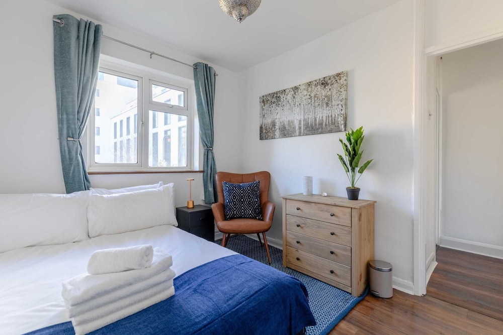 Serene 2BD Flat W/private Patio Old Street!