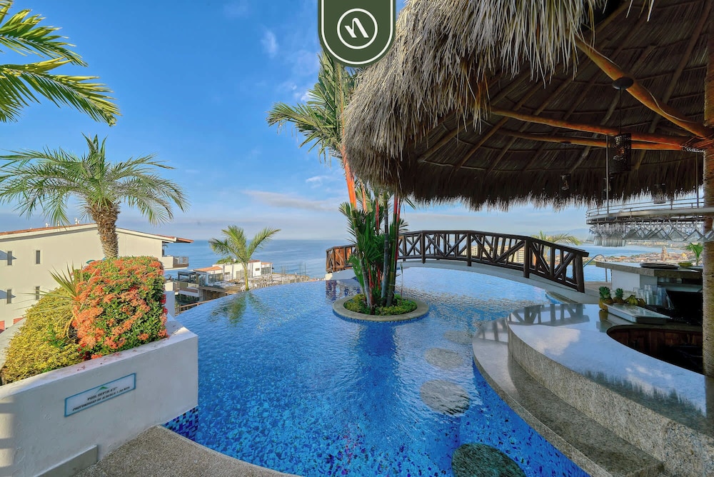 1 BR Condo - Amazing Sunsets From the Roof - Pool