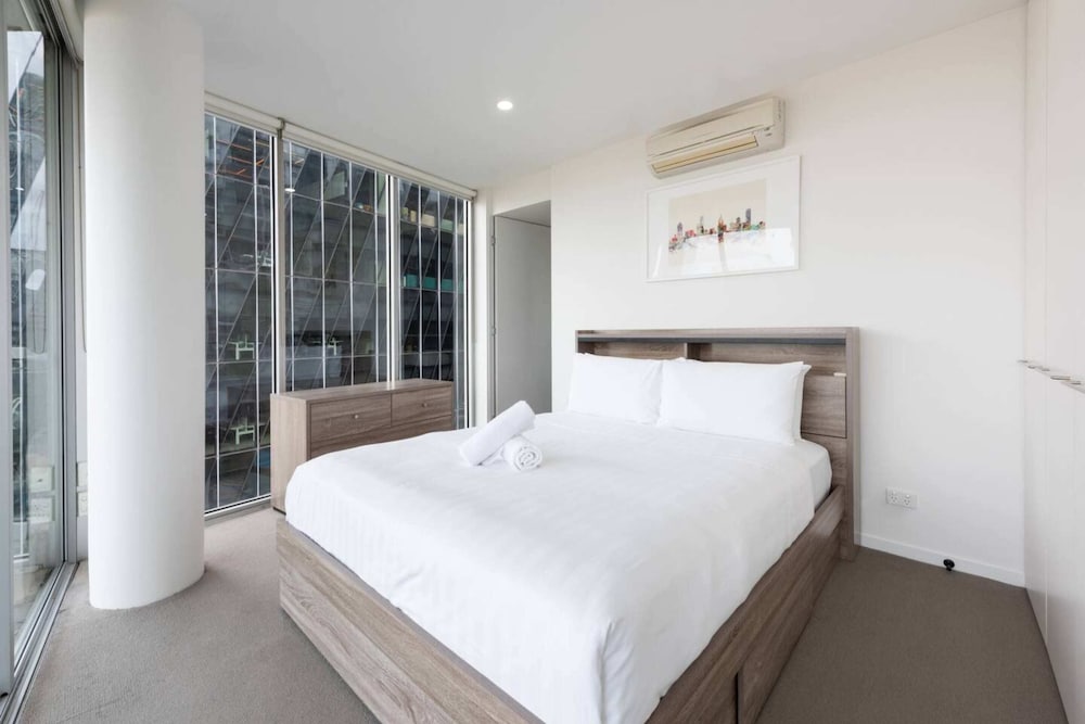 Convenient 2-bedroom Apt in Docklands With Pool