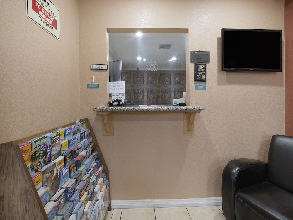 Hotel Avenida Victorville I 15 view 2
