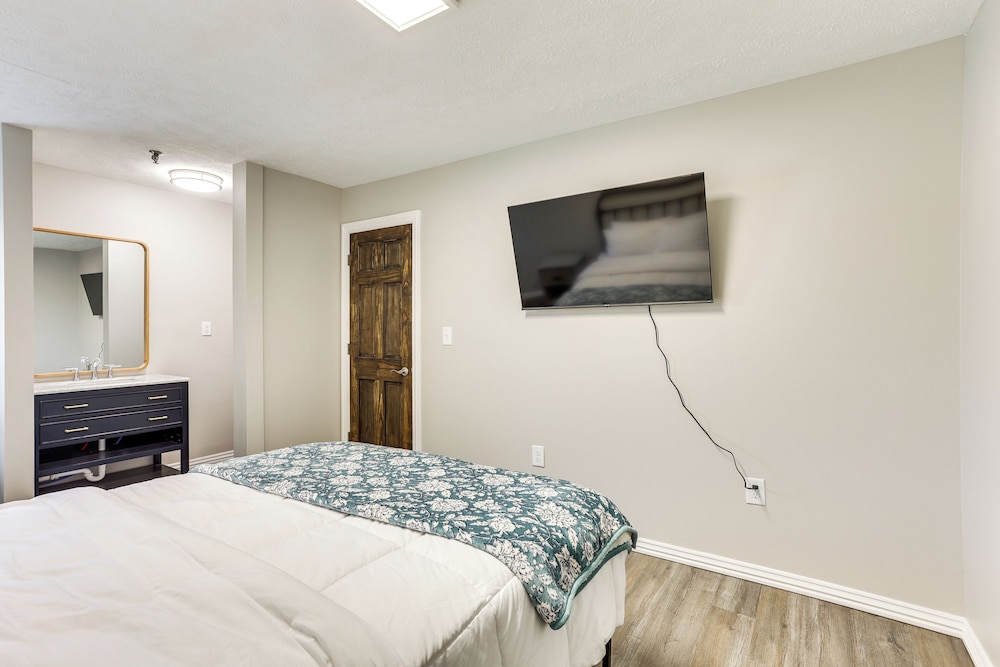 < 1 Mi to Oakland City University: Cozy Apartment