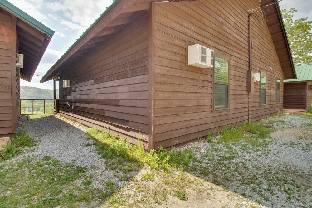 Cabin Getaway in Mountain View w/ Porch + Grill