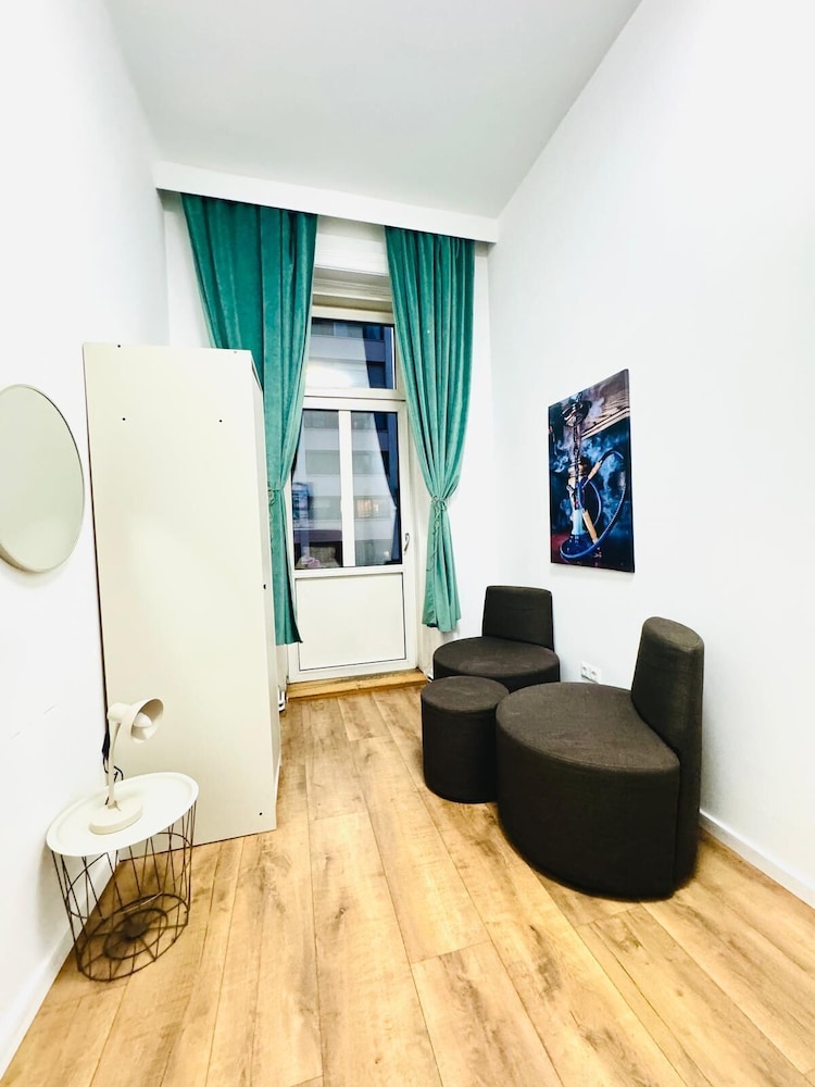 Family 9BR Apartment Near Augarten