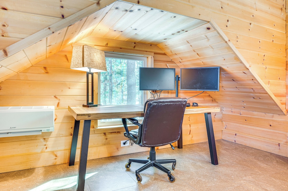 Hiking & Snowmobile Trails On-site: Alton Retreat!