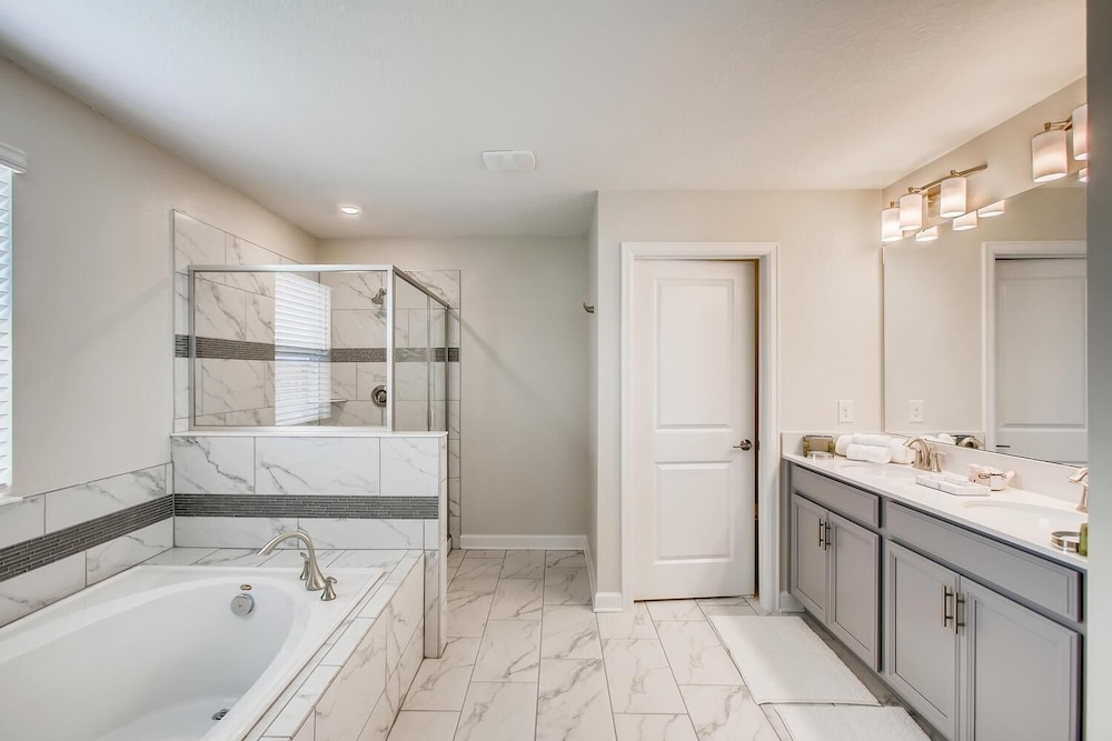 8908 CC - 5BR Luxury Home: Private Pool
