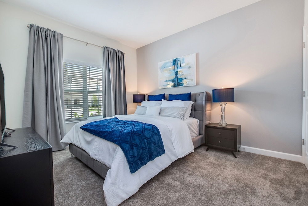 4 Bedroom Town Home with Pool - Image 5