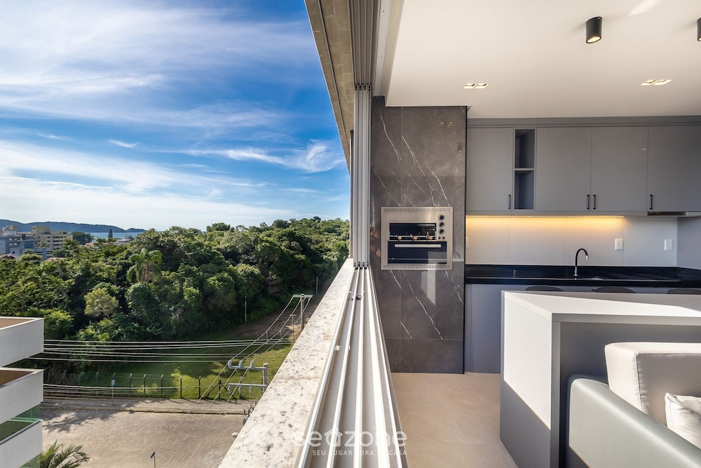 Your Exclusive Stay With Pool and Jacuzzi Just 500 Meters From the Beach - ELF
