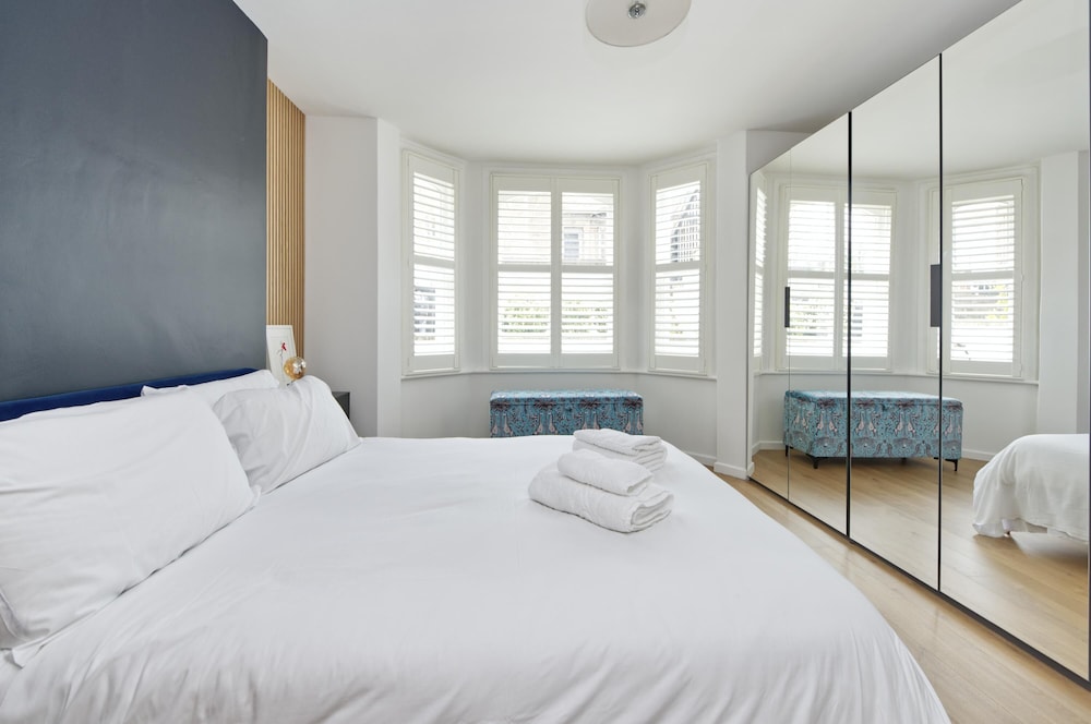 Beautiful Battersea Garden Flat by Underthedoormat