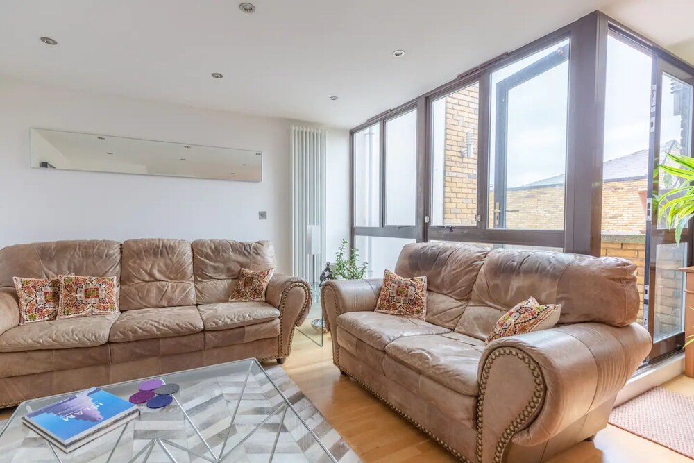 Spacious 2 Bedroom Apartment in Converted Warehouse in Brixton