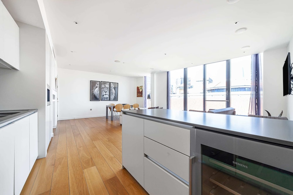 Luxury Penthouse Overlooking the Thames
