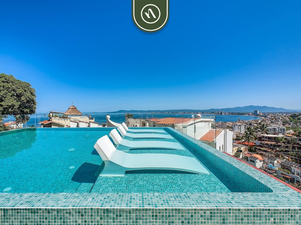 Luxury 2 BR Condo in the Jungle - Oceanview Pool