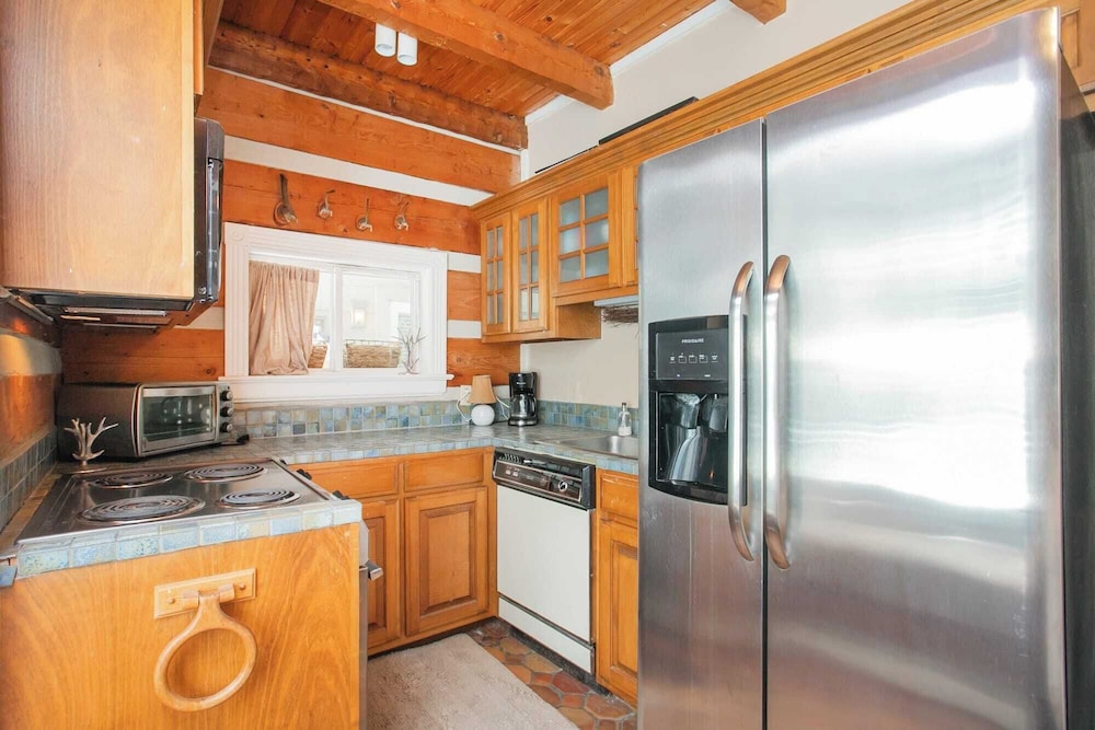 35 Acre Villa w/ Pool, Spa, Wine Cellar & Gym + Near Golf Club La Pearla Ranch by Avantstay