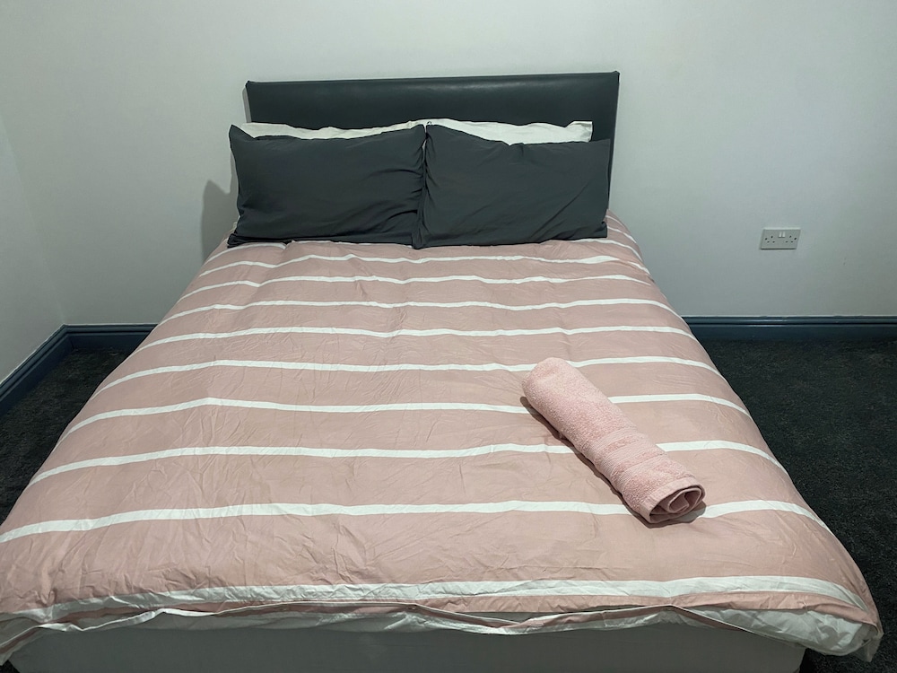 Room in Guest Room - Double Room in Coventry City Centre view 4
