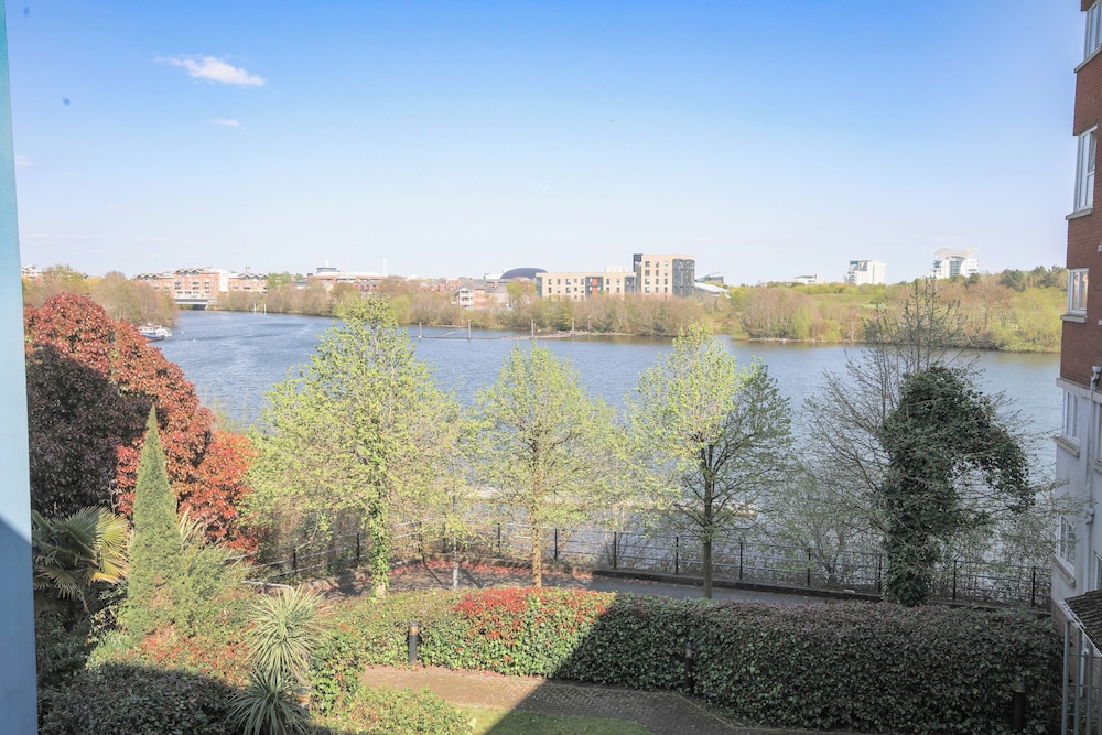 2 Bed Apartment Overlooking Water