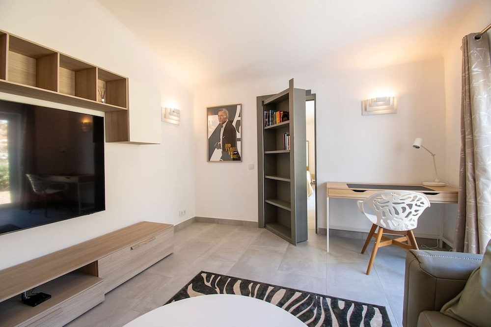 Lavanda Magnificent Five Bedroom Villa in Carvoe