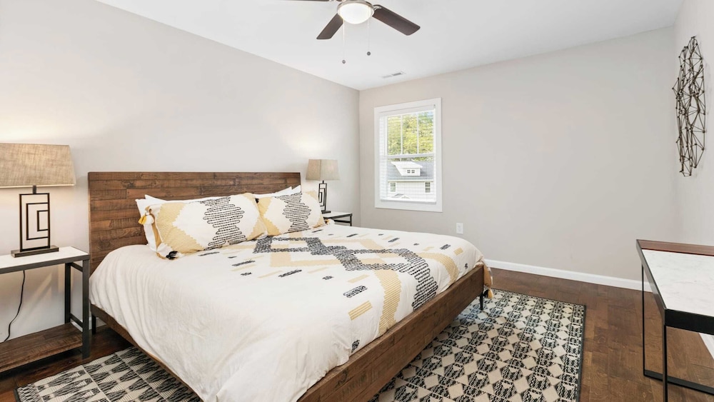 10 Townhomes, Sleeps 89 6 Mins to DT Asheville Sycamore Cove by Avantstay
