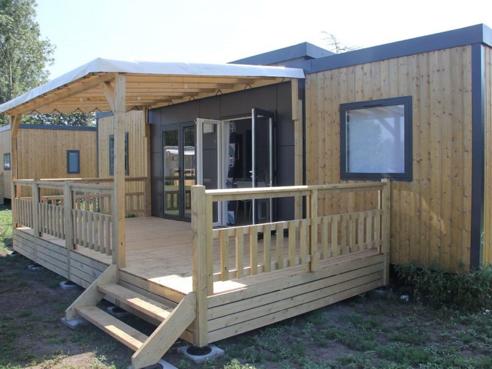 Friesland Chalet Near the Watershore