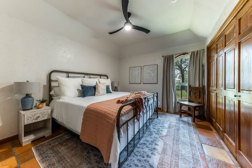 Spacious 90-acre Ranch Ideal for Families Reunions Events Sleeps 13 San Marcos River Access
