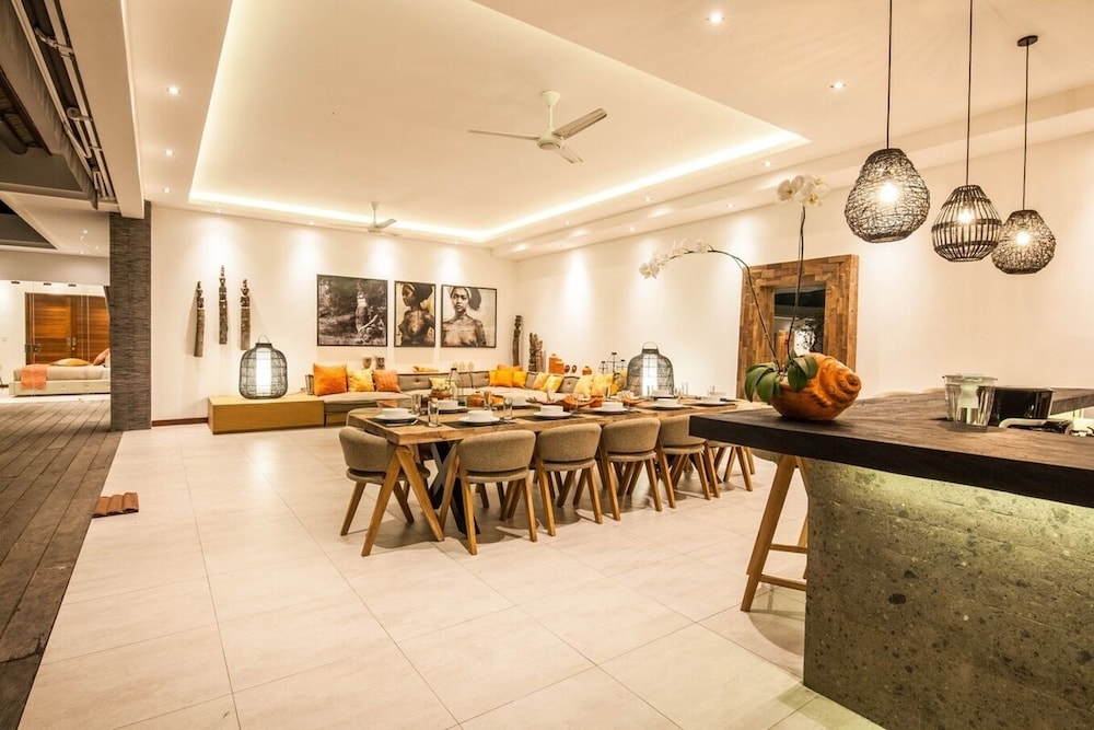 Splendid 6BR Villa, Just 400m to the Shoreline