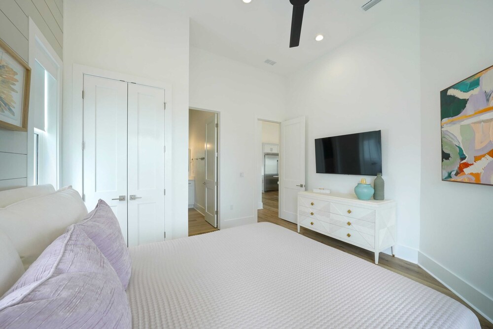Sleeps 39 2 Luxe Homes w/ Free Golf Cart, Private Pool+spa 3 Blocks to Beach