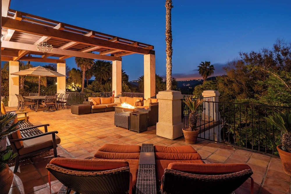 Two Estates w/ Pools, Hot Tubs, Game Rooms, Valley Views & Tennis Court Near Beaches & Wineries