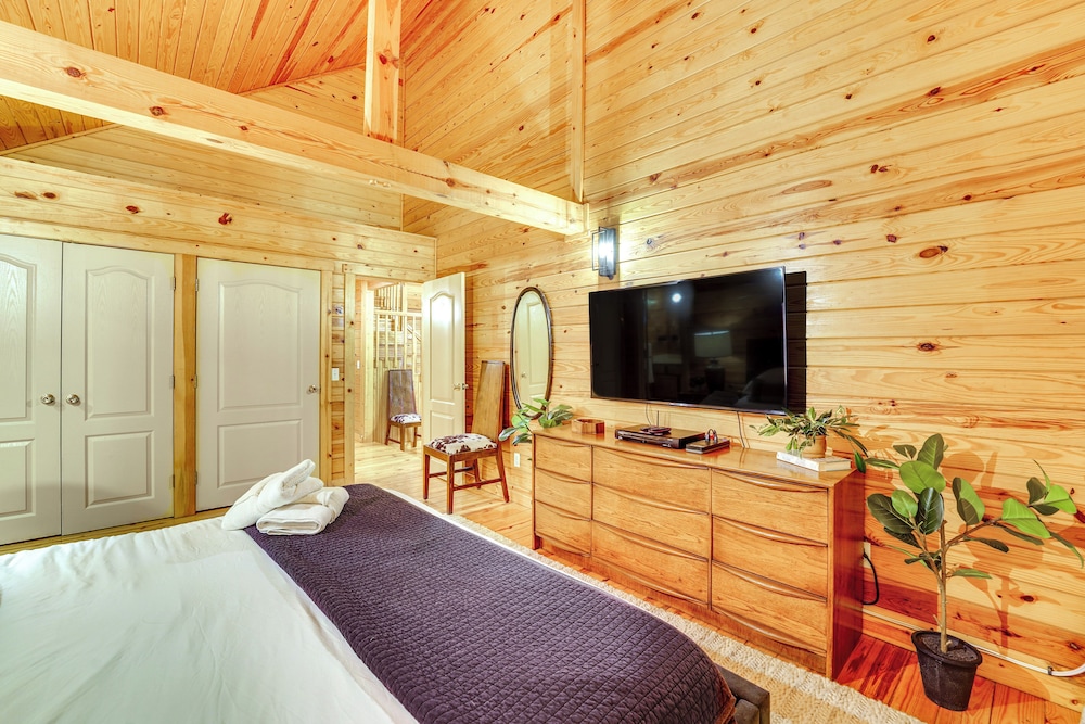 5 Mi to Beaver Lake: Family Cabin w/ Game Room