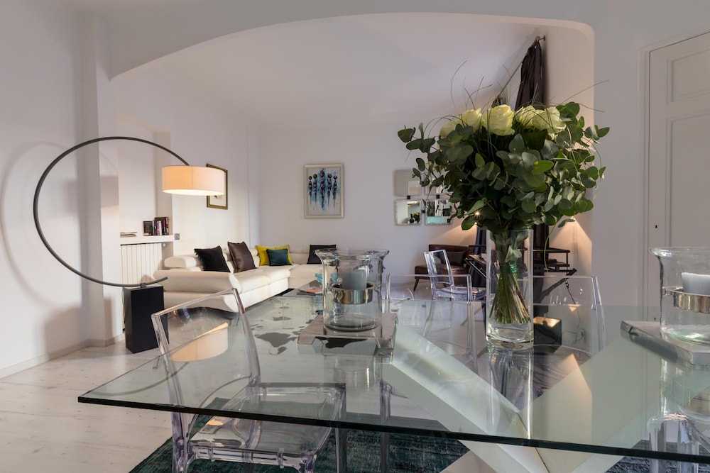 Centrally Located Modern 2 Bed Apartment in Cannes With Aircon and High Ceilings and Modern Design - 696