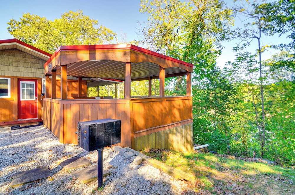 4 Mi to Cumberland River: Cabin w/ Deck & Fire Pit